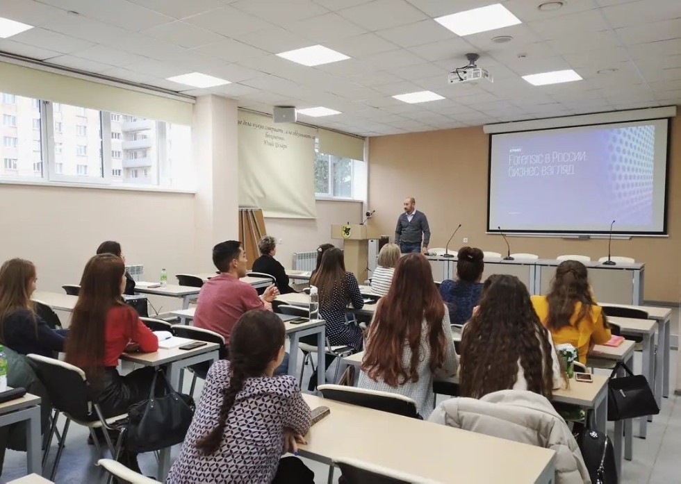 1 октября 2021 старший менеджер отдела развития бизнеса международной аудиторской компании KPMG в Татарстане Айрат Кавеев прочитал лекцию в рамках дисциплины 