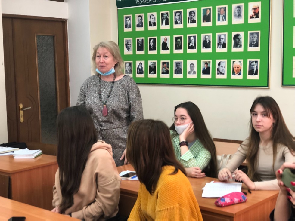 Шагыйрә Илсөяр Иксанова белән очрашу Шагыйрә Илсөяр Иксанова белән очрашу