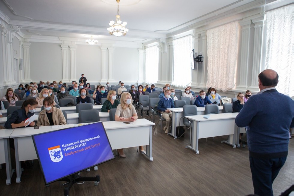 Ilshat Gafurov opened the presentation of Student Scientific Classes at the Elabuga Institute