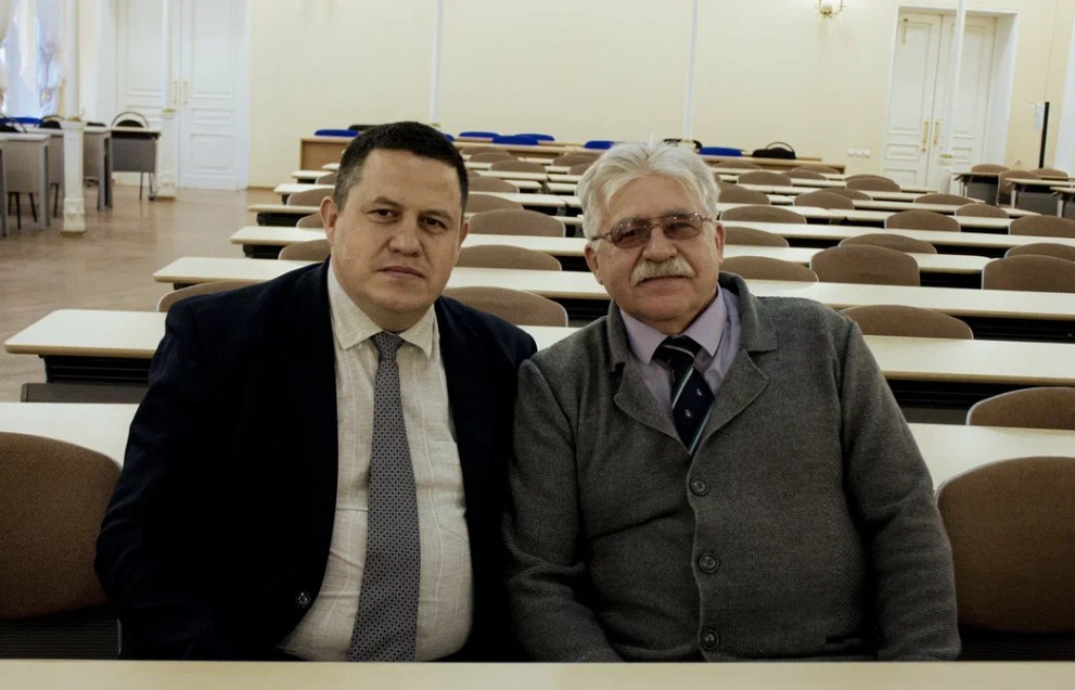 � �������