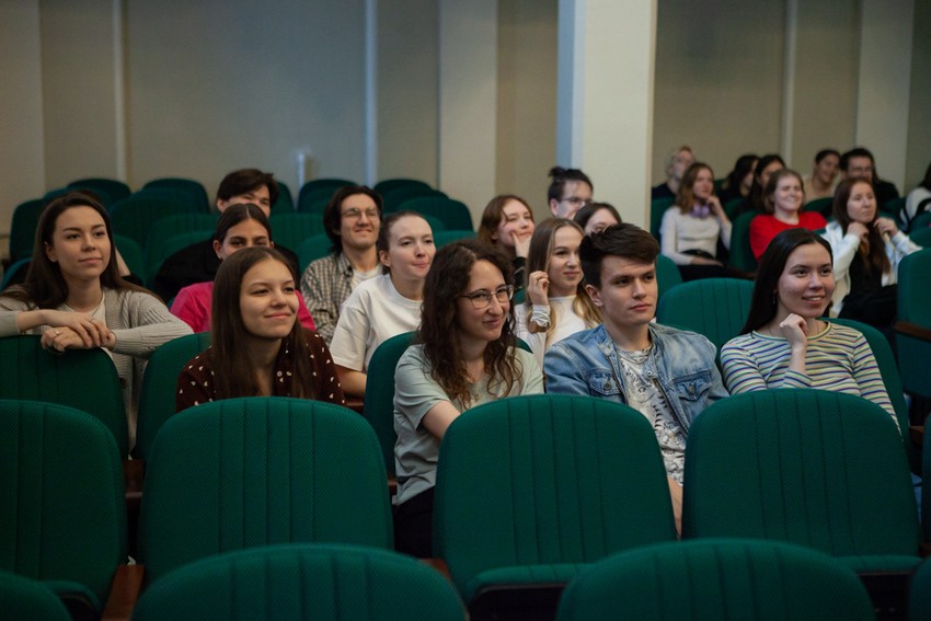 'Последний звонок' прозвенел на отделении иностранных языков 'Последний звонок' прозвенел на отделении иностранных языков