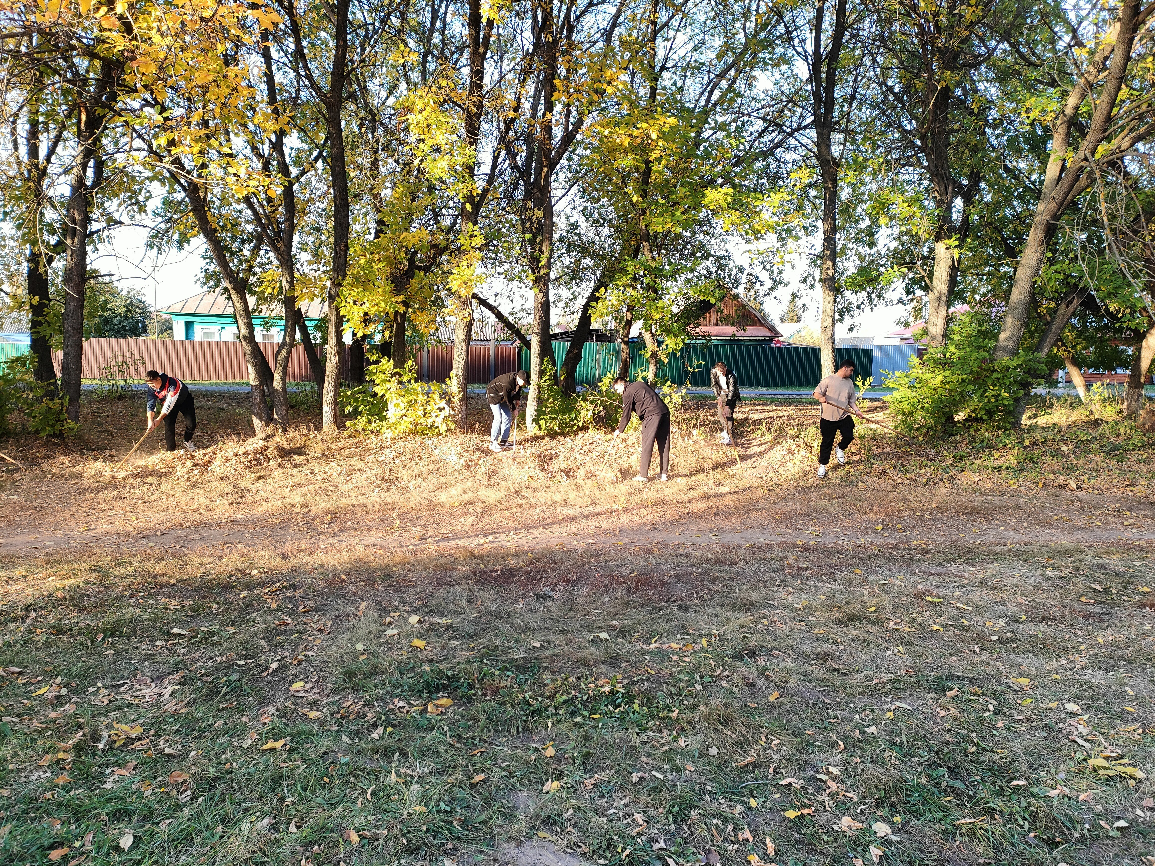 1 октября прошел 'Субботник' на территории Университетского парка 1 октября прошел 'Субботник' на территории Университетского парка