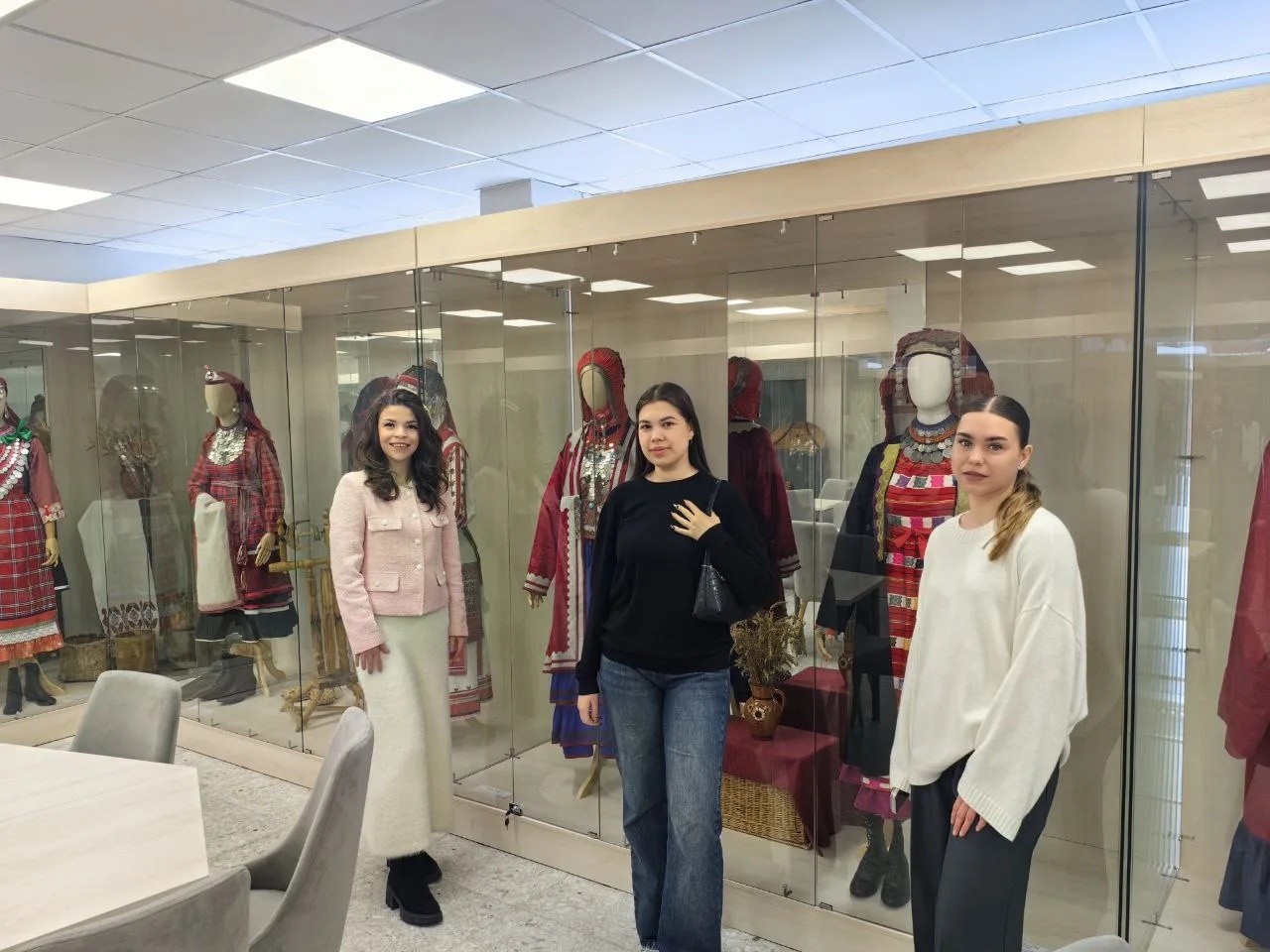 Студенты-конфликтологи в Доме Дружбы народов ,кафедра конфликтологии, ИСФНиМК Студенты-конфликтологи в Доме Дружбы народов ,кафедра конфликтологии, ИСФНиМК