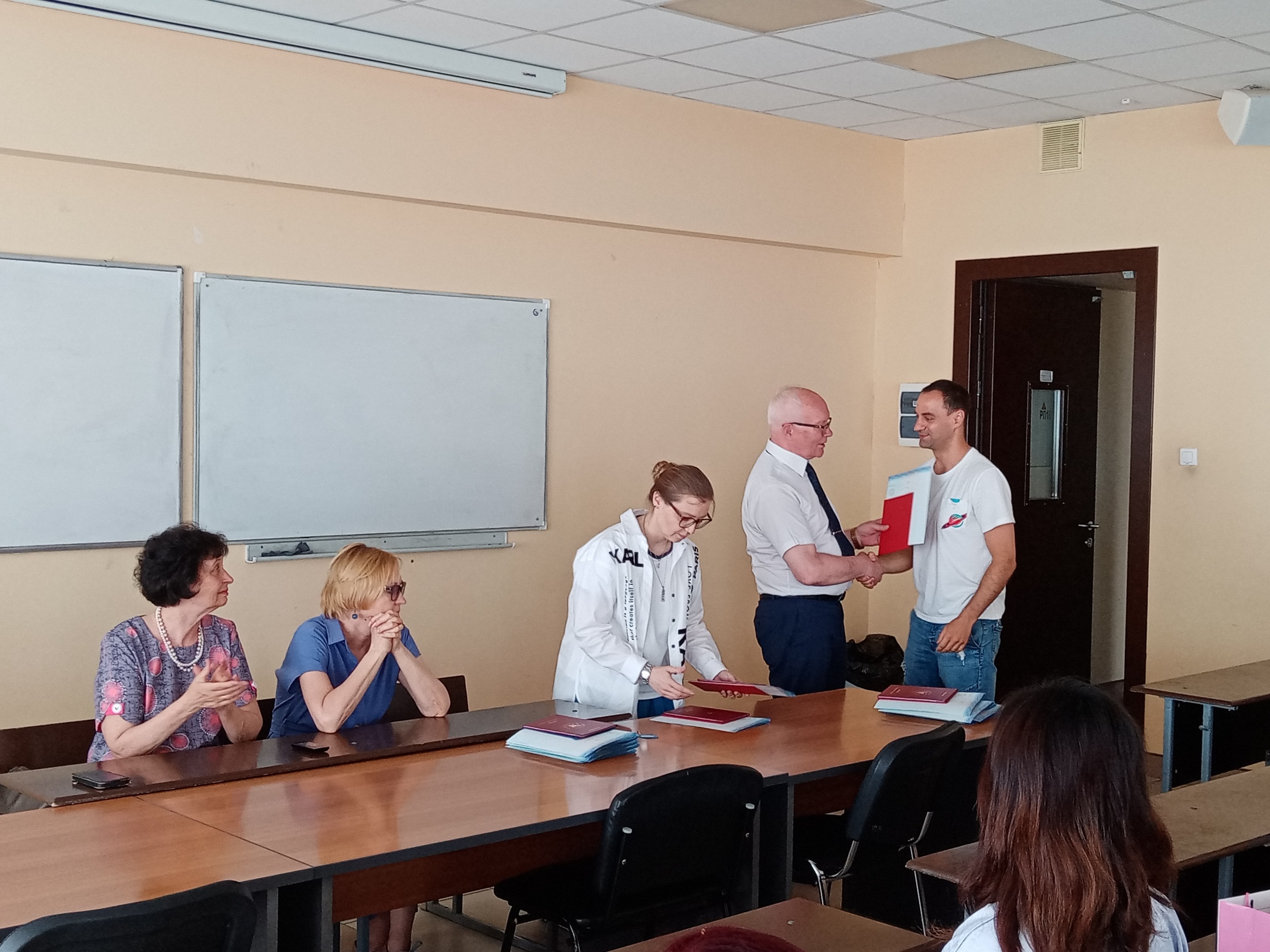 Торжественное вручение дипломов! Торжественное вручение дипломов!