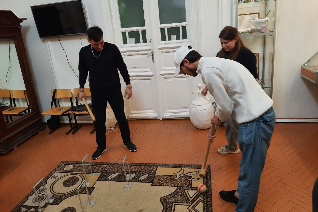 Иностранные студенты Елабужского института КФУ познакомились с наследием вуза Иностранные студенты Елабужского института КФУ познакомились с наследием вуза