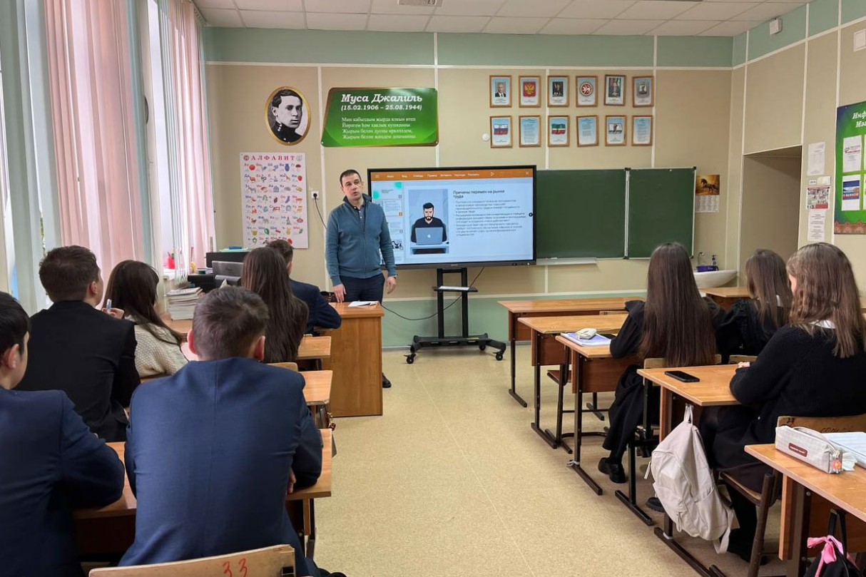 'Научный десант' в Елабуге: доцент КФУ рассказал старшеклассникам о профессиях будущего и вызовах ИИ 'Научный десант' в Елабуге: доцент КФУ рассказал старшеклассникам о профессиях будущего и вызовах ИИ