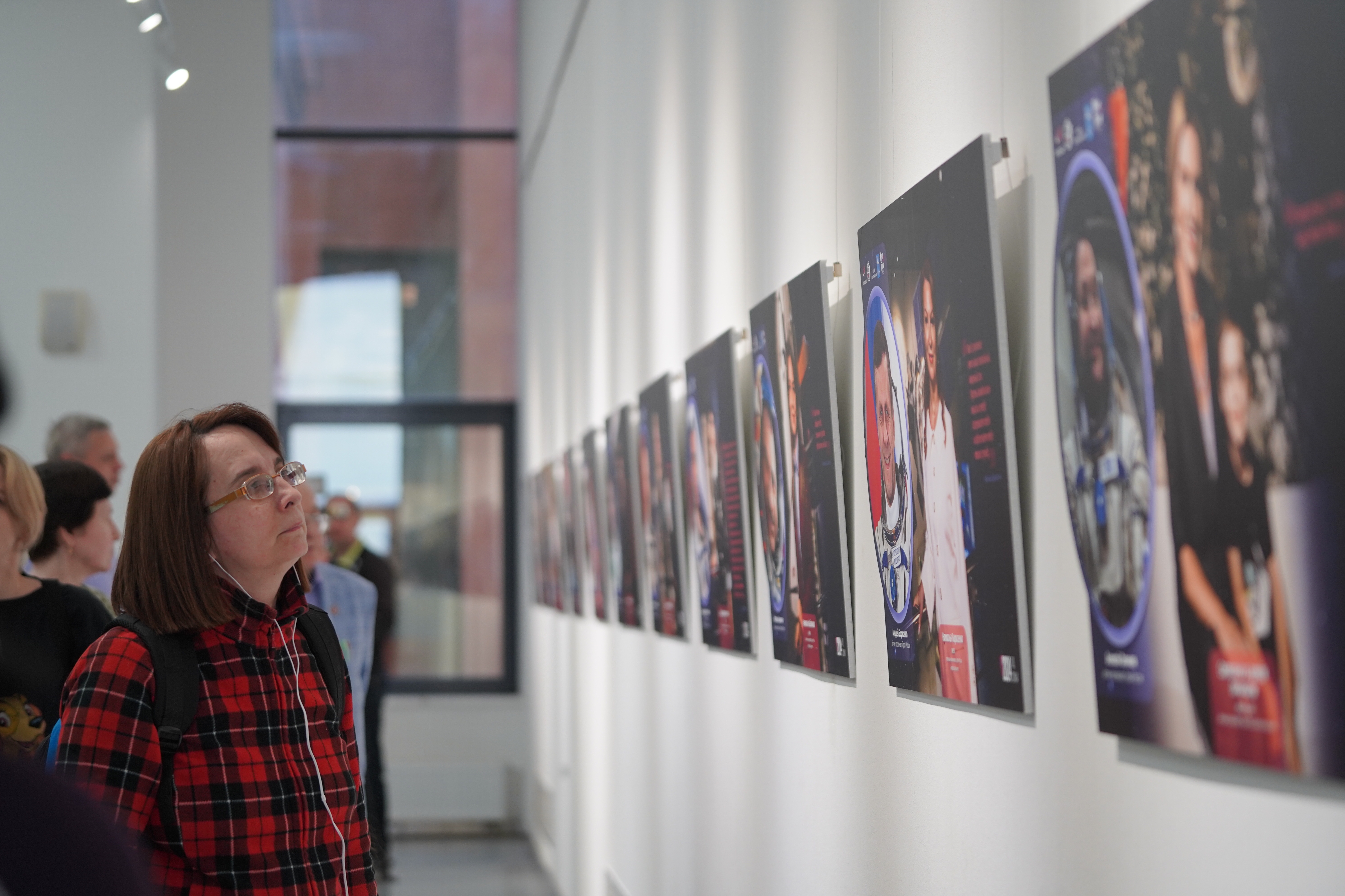 В Национальной библиотеке РТ открылась выставка, посвящённая жёнам космонавтов В Национальной библиотеке РТ открылась выставка, посвящённая жёнам космонавтов