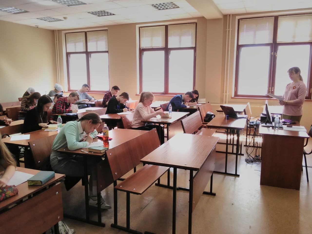 Мы переводим строки, опаленные войной?Мы помним тех, благодаря кому живем с тобой? Мы переводим строки, опаленные войной?Мы помним тех, благодаря кому живем с тобой?