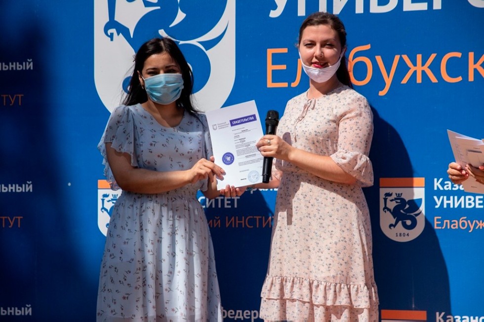 Студентам подготовительного факультета Елабужского института КФУ вручили сертификаты Студентам подготовительного факультета Елабужского института КФУ вручили сертификаты