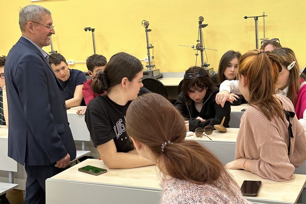 В воскресенье, 2 апреля, в Елабужском институте КФУ для школьников из Лисичанска были проведены мастер-классы от отделения математики и естественных наук В воскресенье, 2 апреля, в Елабужском институте КФУ для школьников из Лисичанска были проведены мастер-классы от отделения математики и естественных наук