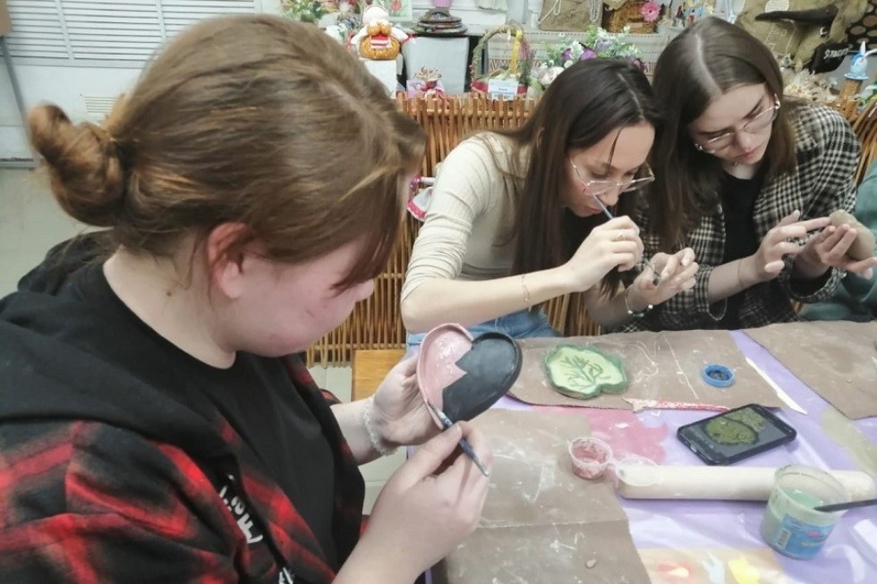 Студенты отделения психологии и педагогики посетили Музей-мастерскую декоративно-прикладного искусства Елабужского государственного музея-заповедника Студенты отделения психологии и педагогики посетили Музей-мастерскую декоративно-прикладного искусства Елабужского государственного музея-заповедника