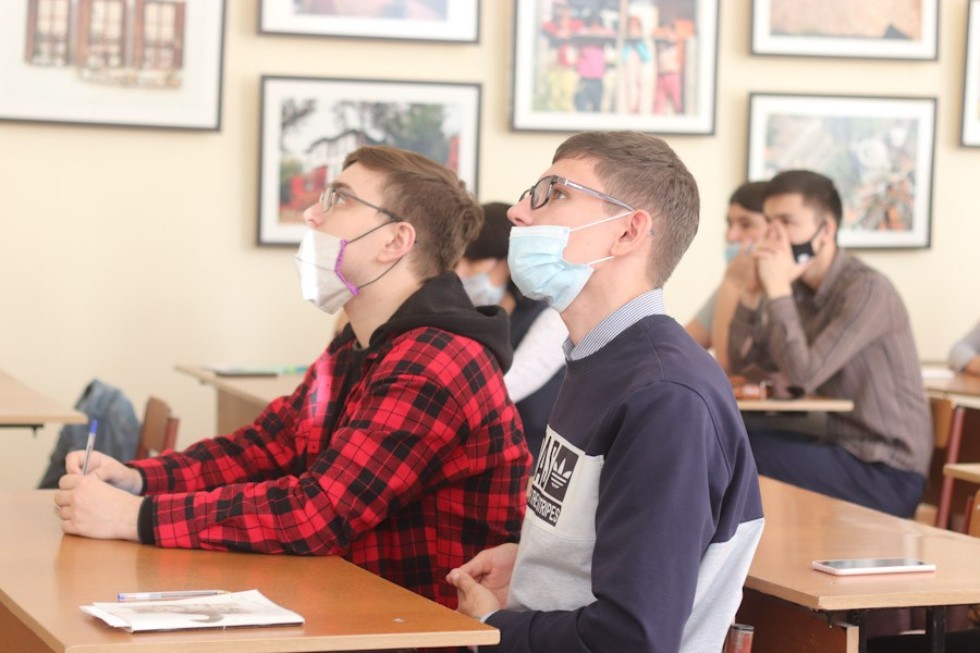 Студенты Елабужского института КФУ встретились с профессором КФУ Студенты Елабужского института КФУ встретились с профессором КФУ