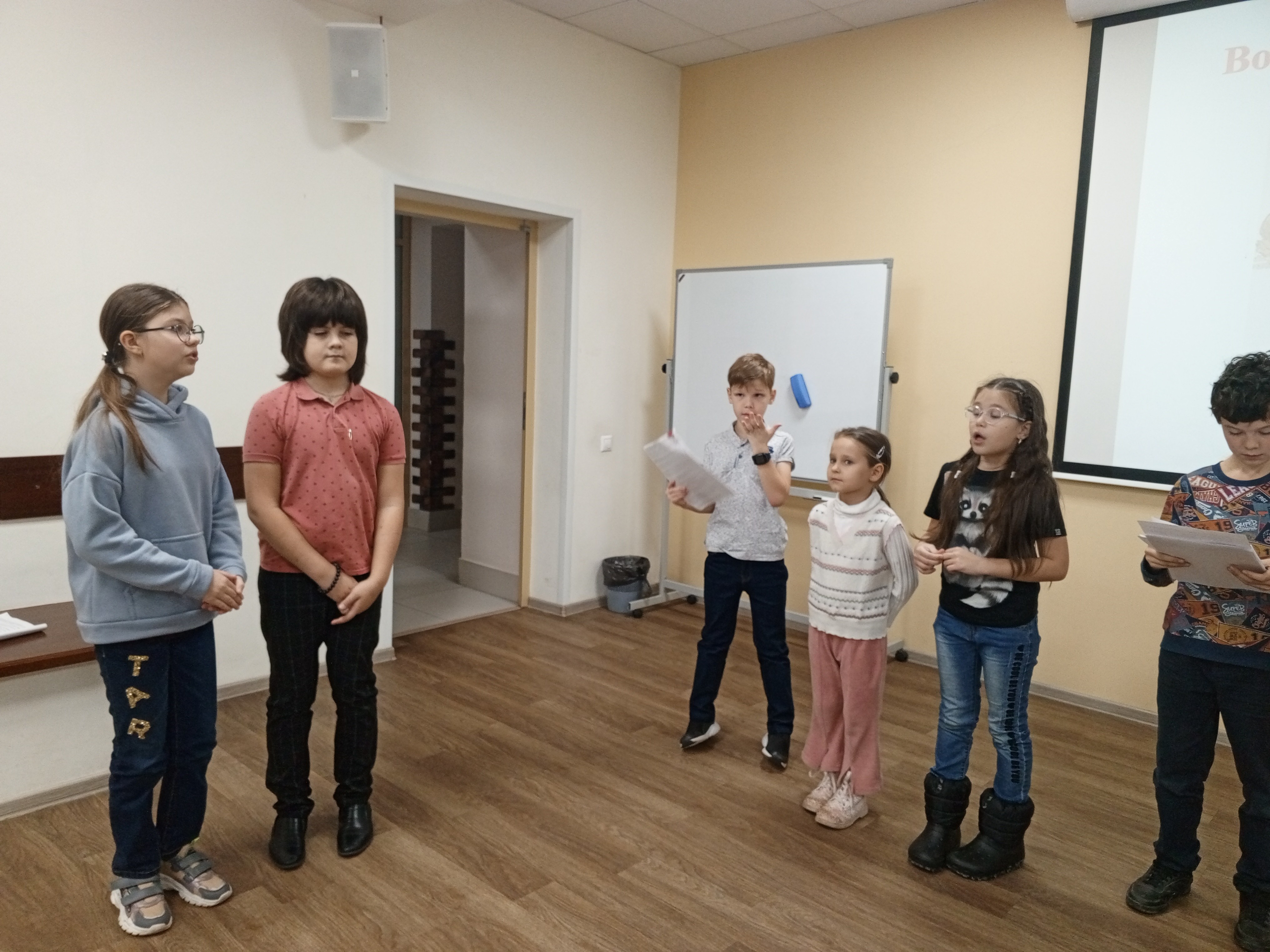 Идет подготовка к спектаклю детского театра 'Радуга' 'Волшебник Изумрудного города' Идет подготовка к спектаклю детского театра 'Радуга' 'Волшебник Изумрудного города'