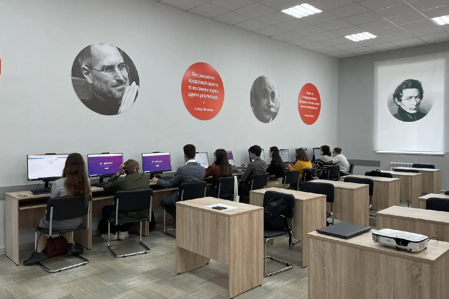 Абитуриенту: твой путь в ИТ начинается здесь Абитуриенту: твой путь в ИТ начинается здесь