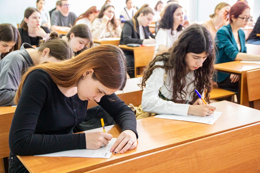 'Тотальный диктант' написали в Елабужском институте КФУ 'Тотальный диктант' написали в Елабужском институте КФУ