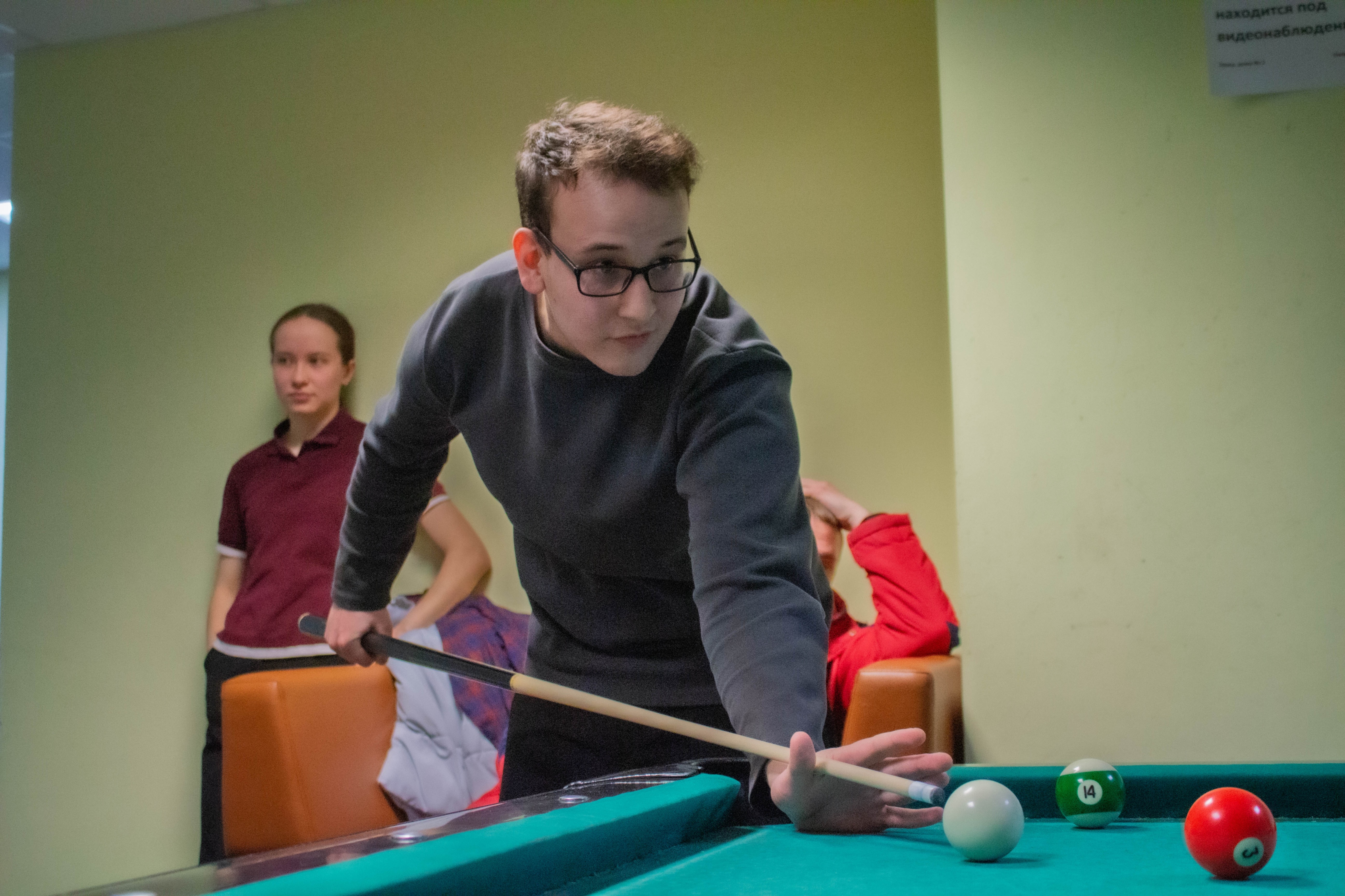 Кий, шар и студенческий азарт: Турнир по бильярду в Деревне Универсиады Кий, шар и студенческий азарт: Турнир по бильярду в Деревне Универсиады