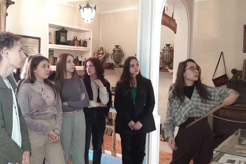Студенты группы е9316Л отделения иностранных языков посетили музей купечества ЕИ КФУ ,Елабужский институт КФУ