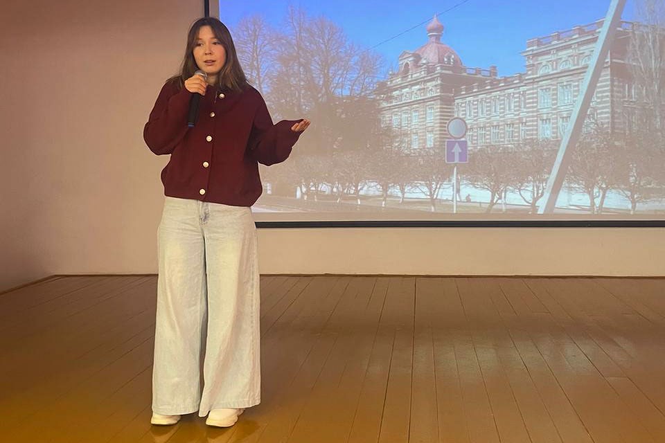 Участники 'Школы экскурсоводов' провели профориентационные встречи в школах Участники 'Школы экскурсоводов' провели профориентационные встречи в школах