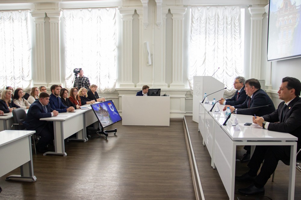 Ректор КФУ представил коллективу Елабужского института нового директора Ректор КФУ представил коллективу Елабужского института нового директора