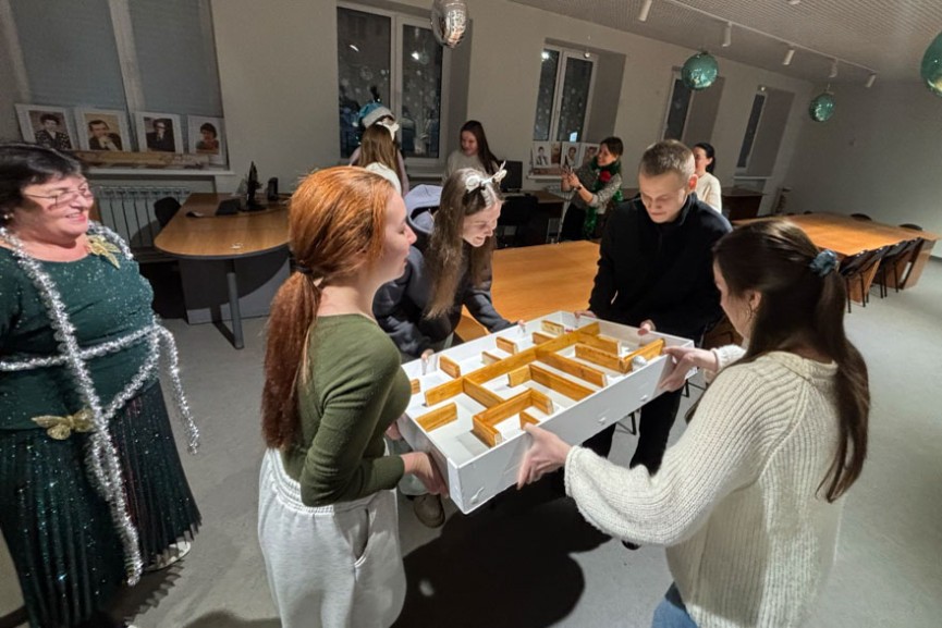 Студенты Елабужского института КФУ разгадали новогодний квест в библиотеке Студенты Елабужского института КФУ разгадали новогодний квест в библиотеке