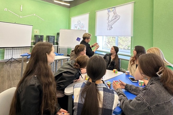 На базе Дома научной коллаборации им. К.А. Валиева проходят занятия по подготовке будущих учителей начальных классов по дисциплине 'Внеклассная работа по математике' На базе Дома научной коллаборации им. К.А. Валиева проходят занятия по подготовке будущих учителей начальных классов по дисциплине 'Внеклассная работа по математике'