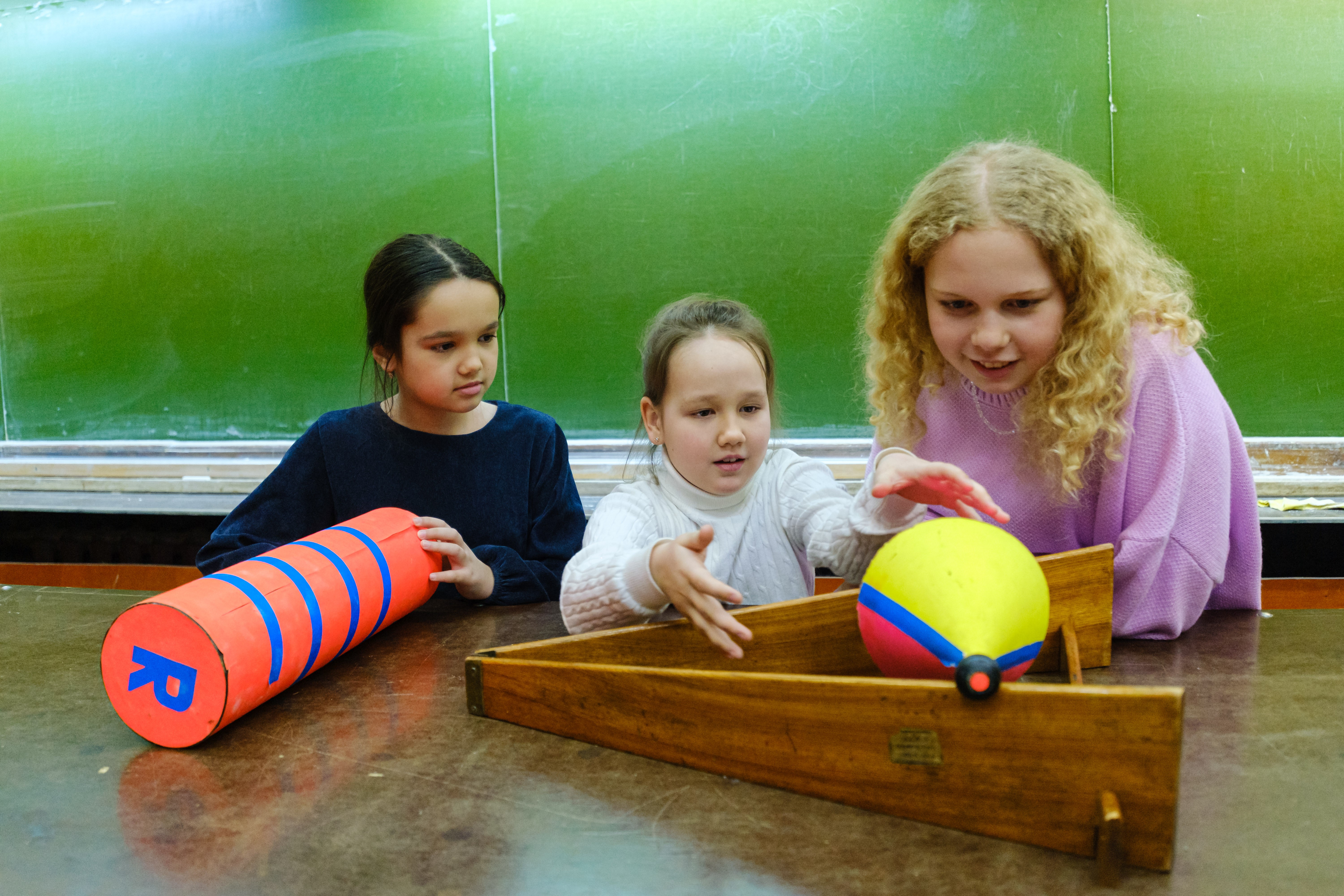 Институтом физики были проведены лабораторные эксперименты для школьников ? юных авторов детских книг Институтом физики были проведены лабораторные эксперименты для школьников ? юных авторов детских книг