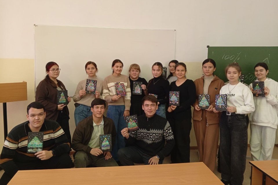 Студенты Елабужского института КФУ создали новогодние картины в необычной технике Студенты Елабужского института КФУ создали новогодние картины в необычной технике