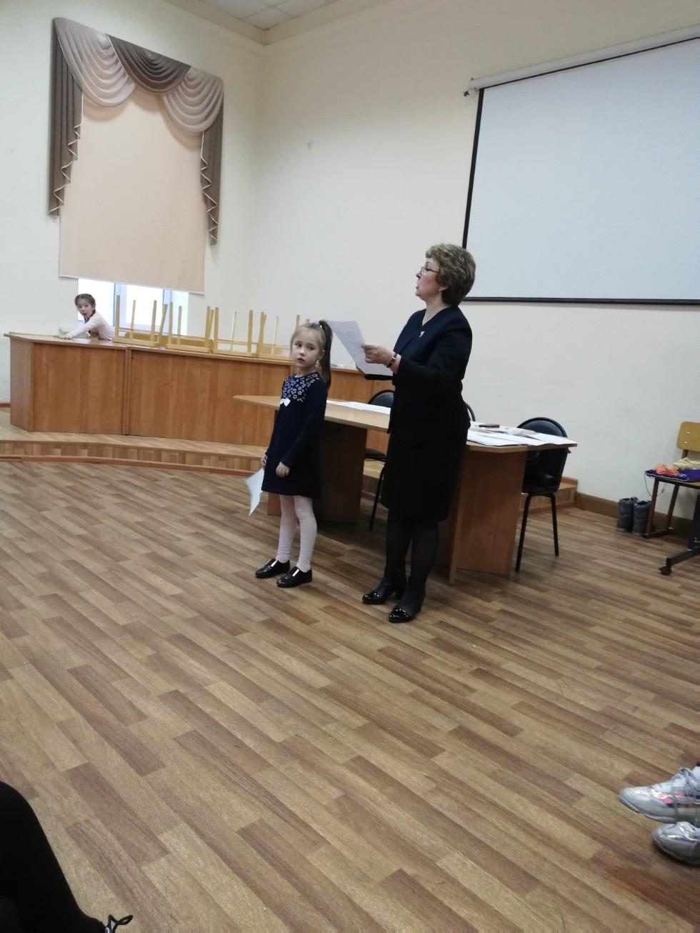 Юные артисты детского театра 'Радуга' учатся актерскому мастерству на репетициях спектакля 'Кошкин дом' Юные артисты детского театра 'Радуга' учатся актерскому мастерству на репетициях спектакля 'Кошкин дом'