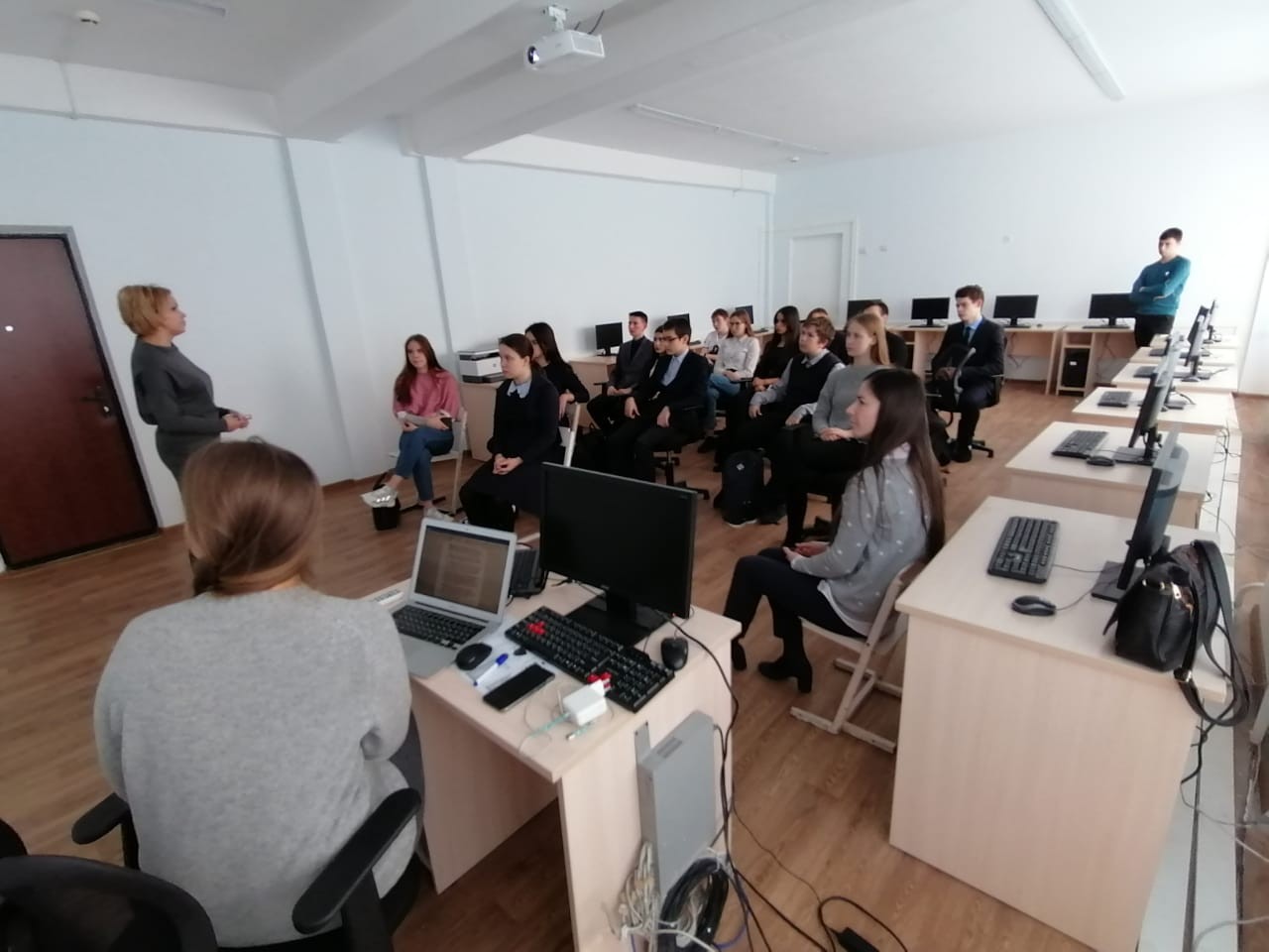 Уроки по It -технологиям для учеников СОШ № 3 г. Менделеевск Уроки по It -технологиям для учеников СОШ № 3 г. Менделеевск