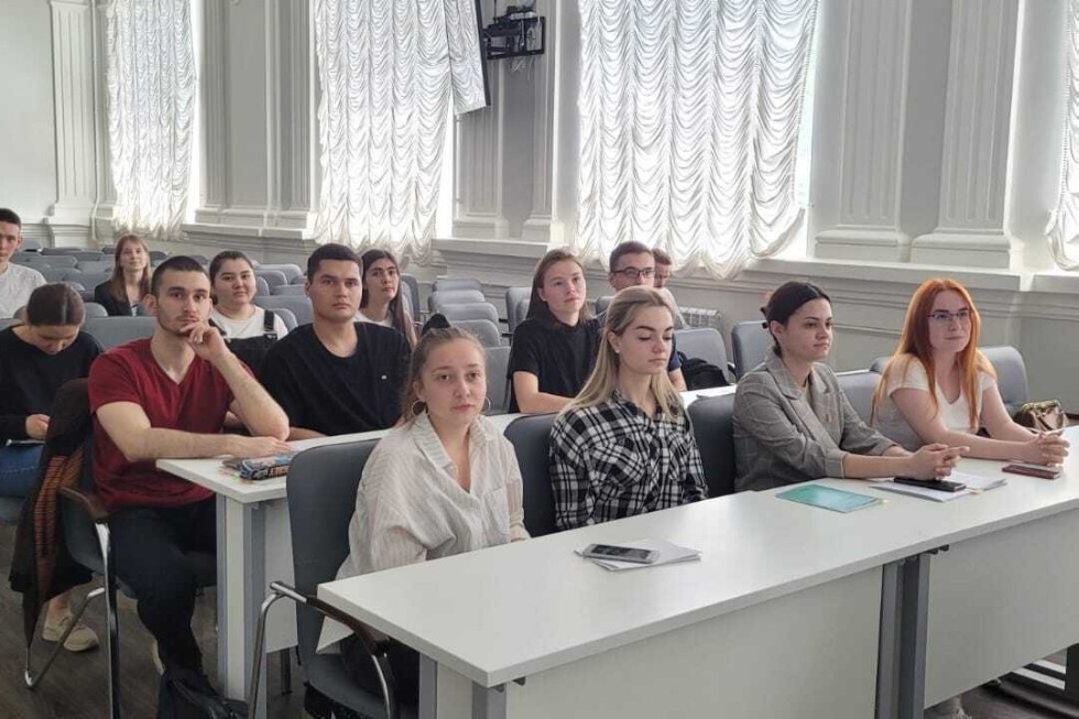 В Елабужском институте состоялась открытая лекция для студентов и преподавателей вуза 'Государственные символы России: история и современность' В Елабужском институте состоялась открытая лекция для студентов и преподавателей вуза 'Государственные символы России: история и современность'