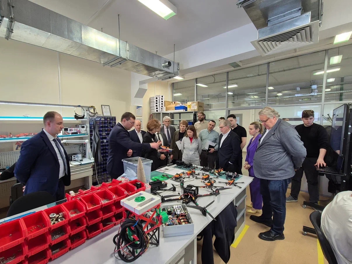 Визит высокопоставленных гостей в институт ИИРСИ КФУ Визит высокопоставленных гостей в институт ИИРСИ КФУ