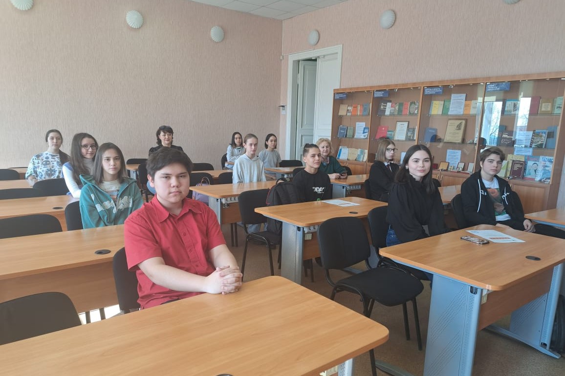 Иностранные языки объединяют обучающихся образовательных организаций среднего общего и среднего профессионального образования в стенах ЕИ КФУ Иностранные языки объединяют обучающихся образовательных организаций среднего общего и среднего профессионального образования в стенах ЕИ КФУ