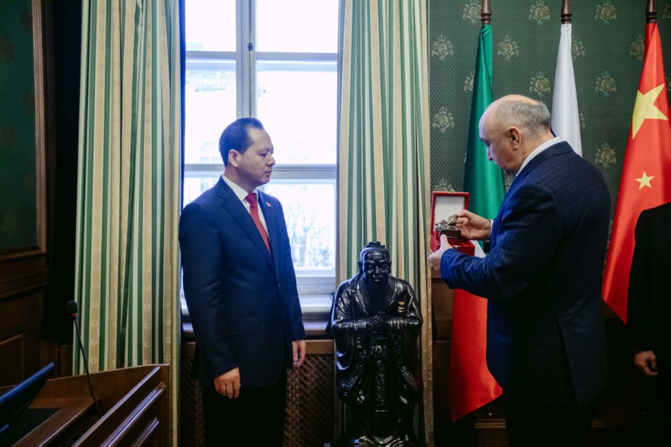 孔子塑像被中国驻喀山总领事馆捐给喀山联邦大学