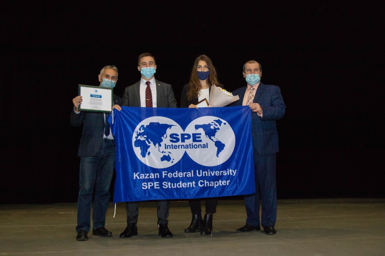 В КФУ наградили лучшие студенческие научные кружки В КФУ наградили лучшие студенческие научные кружки