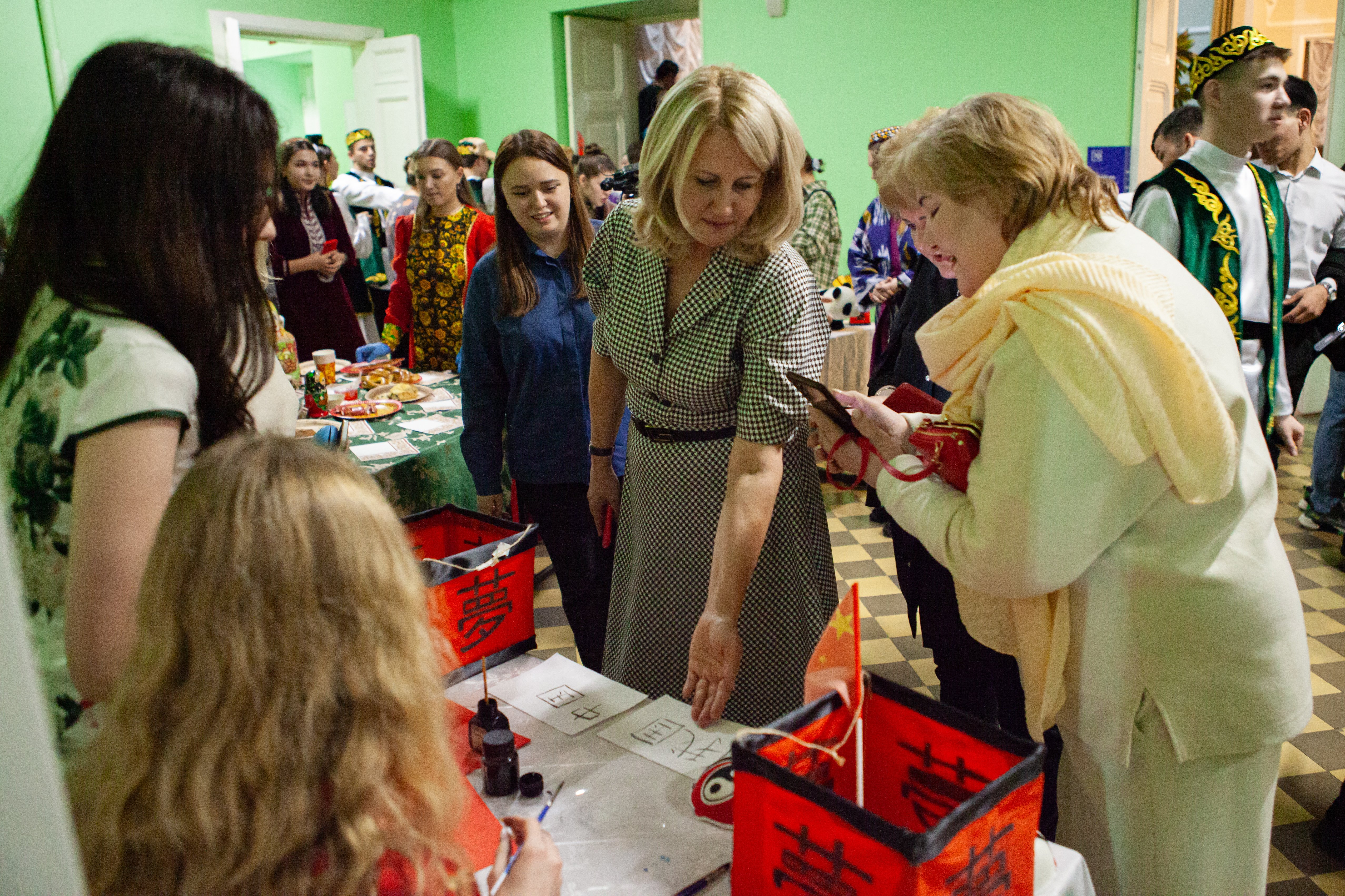 Многонациональная семья Елабужского института КФУ отметила День народного единства Многонациональная семья Елабужского института КФУ отметила День народного единства