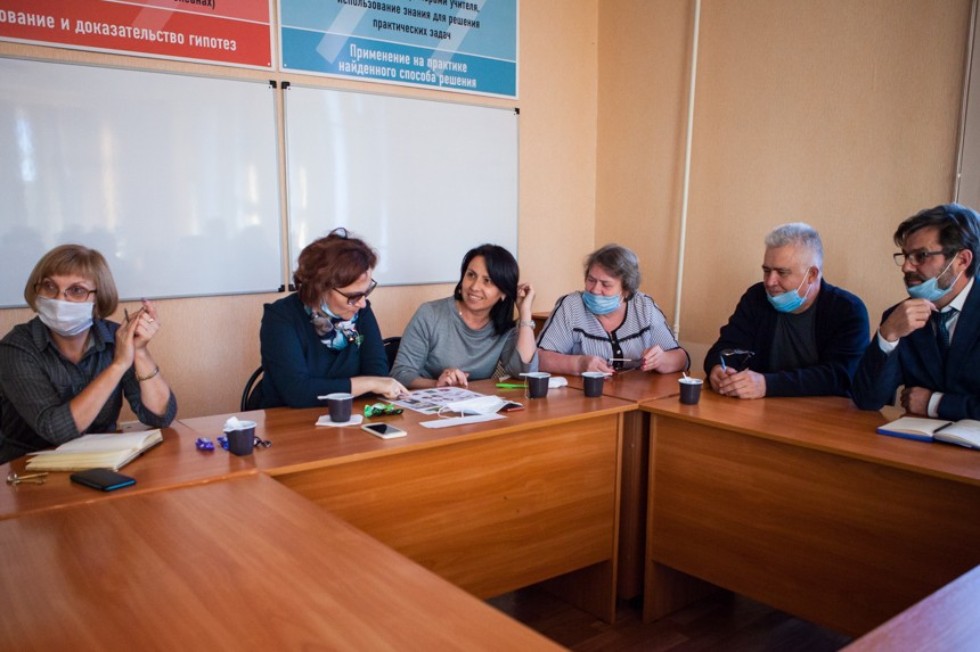 В Елабужском институте прошел квиз для преподавателей и сотрудников ЕИ КФУ и ОШ 'Университетская', посвященный Дню учителя В Елабужском институте прошел квиз для преподавателей и сотрудников ЕИ КФУ и ОШ 'Университетская', посвященный Дню учителя