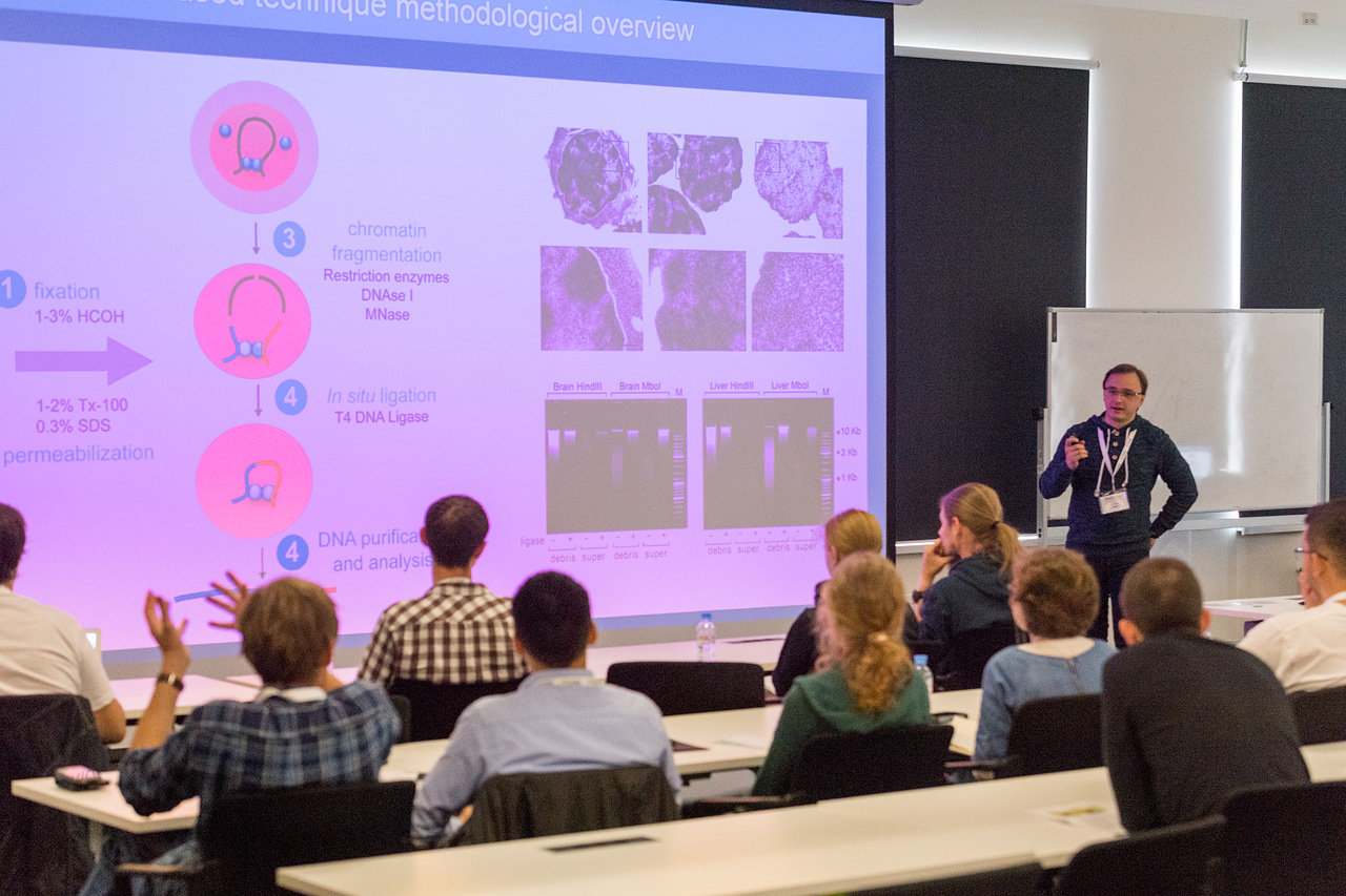 Сотрудники лаборатории на Летней школе Сколтеха по теоретической физике, биоинформатике и молекулярной биологии Сотрудники лаборатории на Летней школе Сколтеха по теоретической физике, биоинформатике и молекулярной биологии