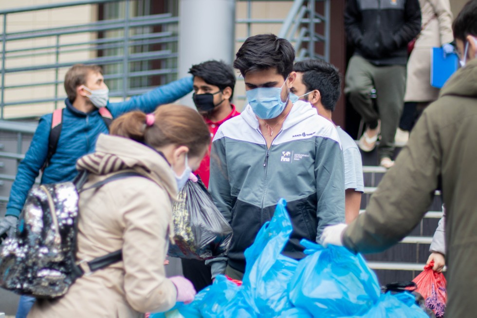 В общежитиях Деревни Универсиады идет раздача продуктов В общежитиях Деревни Универсиады идет раздача продуктов