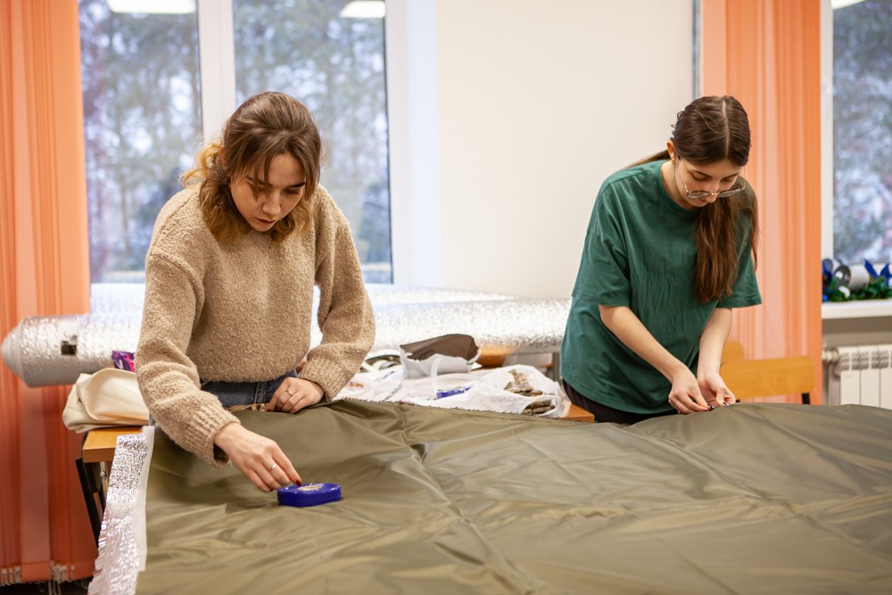 35 утепленных одеял для бойцов СВО сшили студенты Елабужского института КФУ 35 утепленных одеял для бойцов СВО сшили студенты Елабужского института КФУ