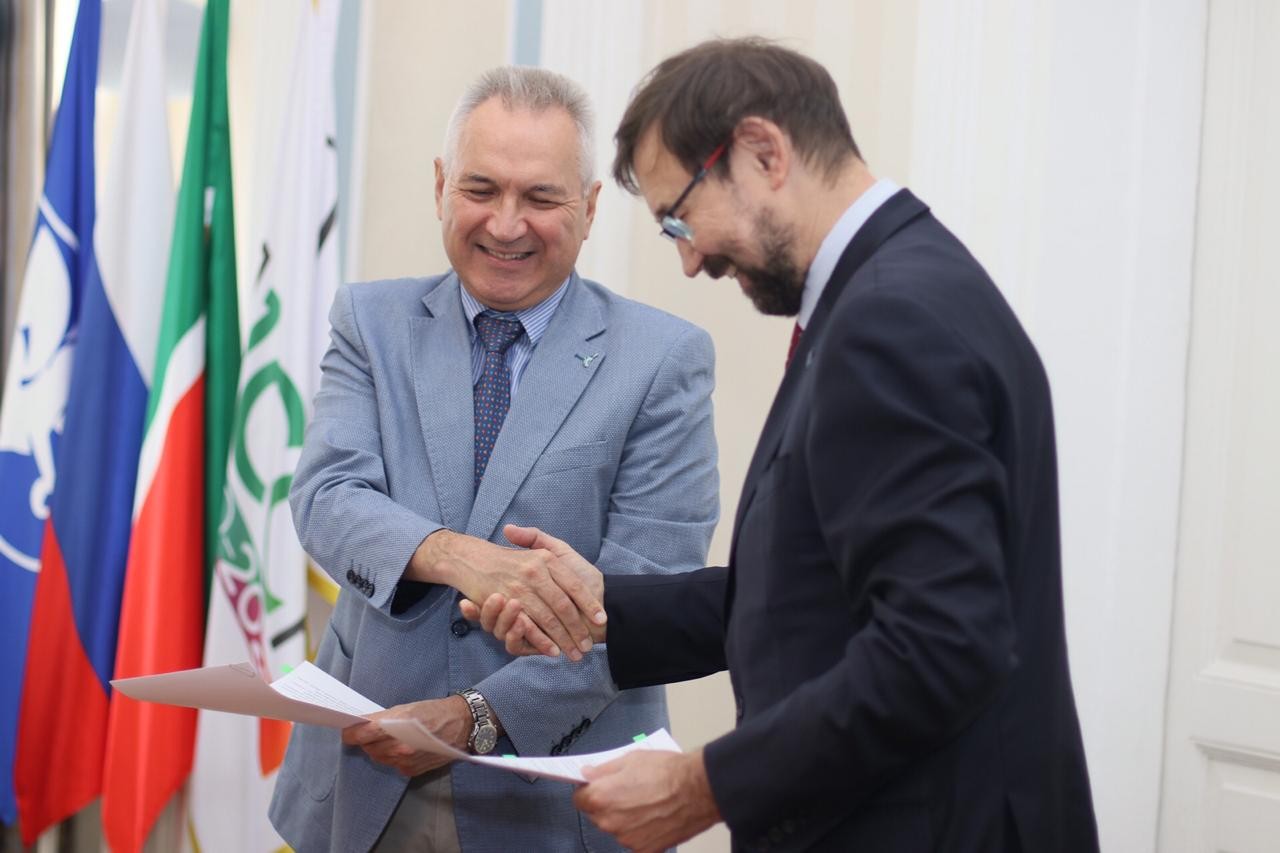 University receives Trimble R10 GNSS system as a gift University receives Trimble R10 GNSS system as a gift