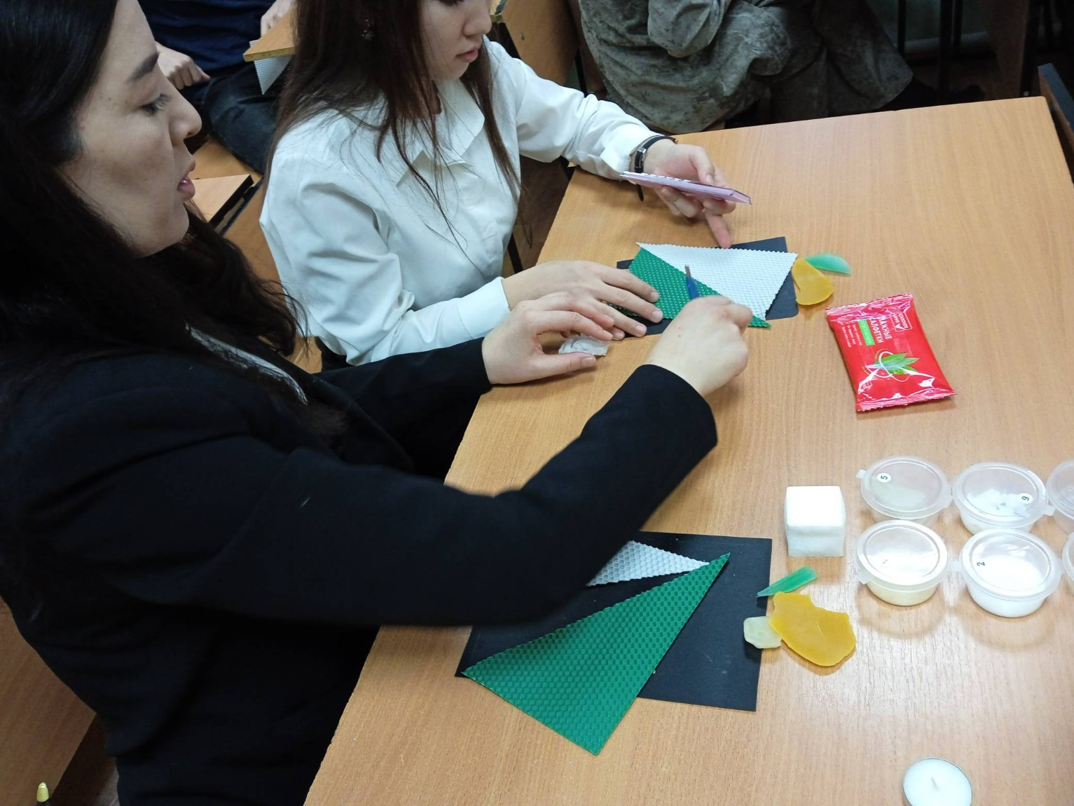 Студенты провели мастер-классы по изготовлению свечей из вощины Студенты провели мастер-классы по изготовлению свечей из вощины