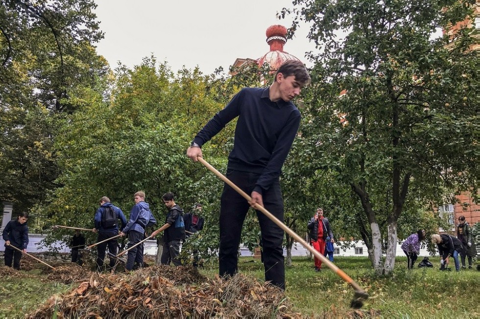 В Елабужском институте КФУ состоялся субботник В Елабужском институте КФУ состоялся субботник