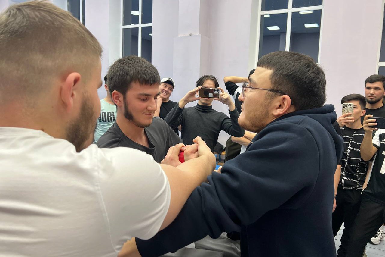 Сильнейших в армрестлинге выявили в Елабужском институте КФУ Сильнейших в армрестлинге выявили в Елабужском институте КФУ