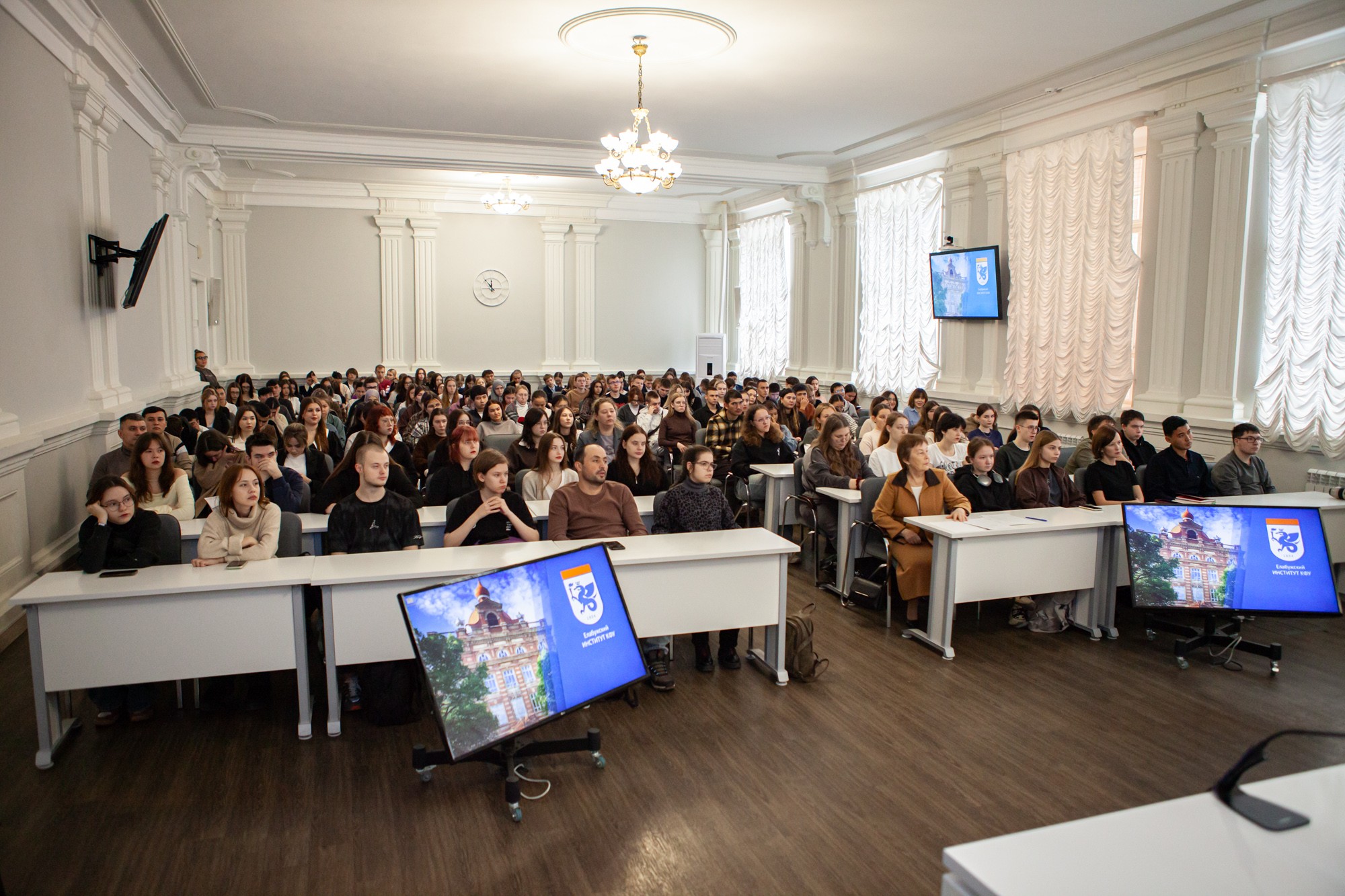 Фестиваль 'Открывая мир науки' объединил студентов и школьников в Елабужском институте КФУ Фестиваль 'Открывая мир науки' объединил студентов и школьников в Елабужском институте КФУ