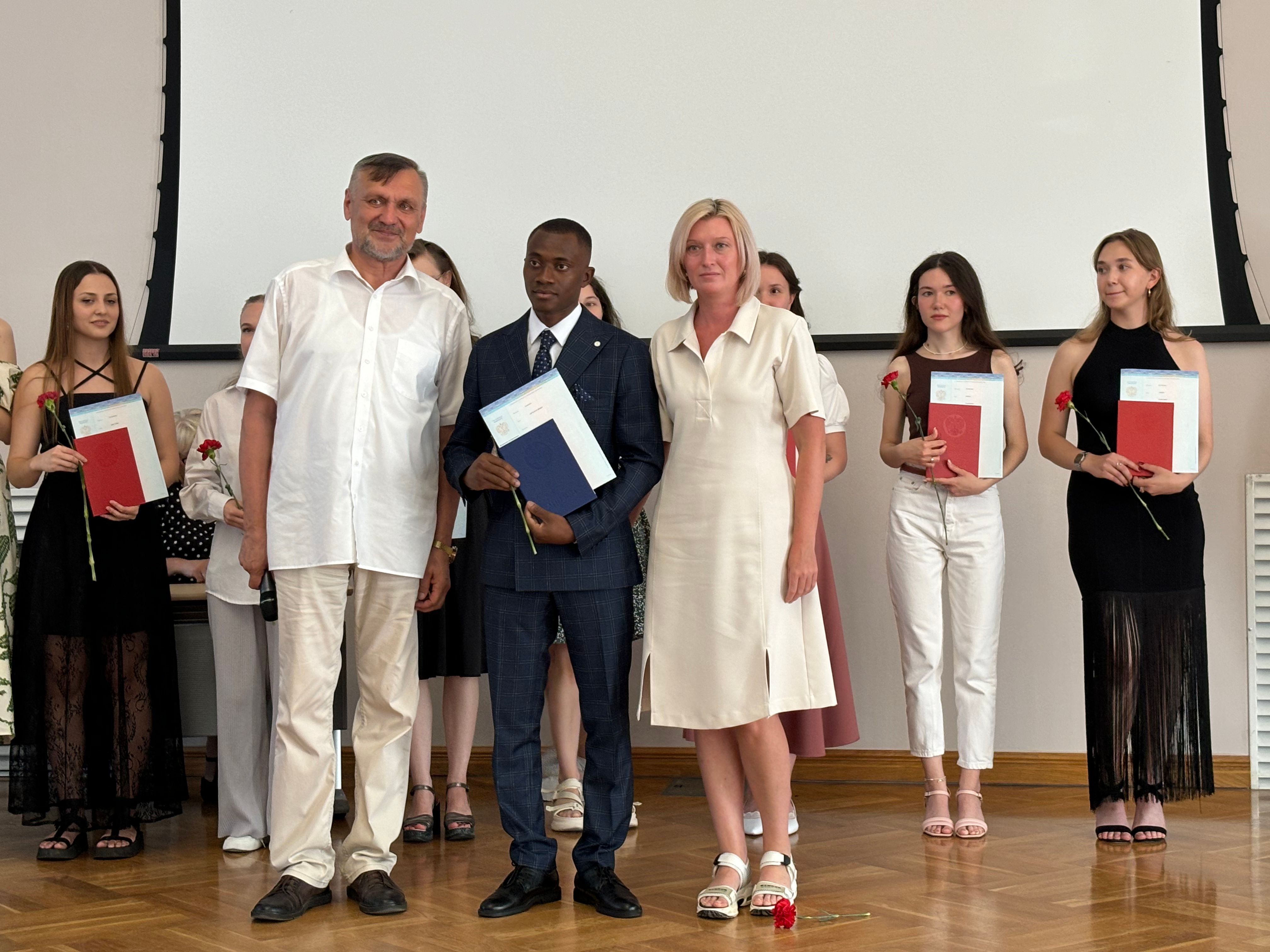 Состоялось вручение дипломов выпускникам магистратуры по программе Состоялось вручение дипломов выпускникам магистратуры по программе