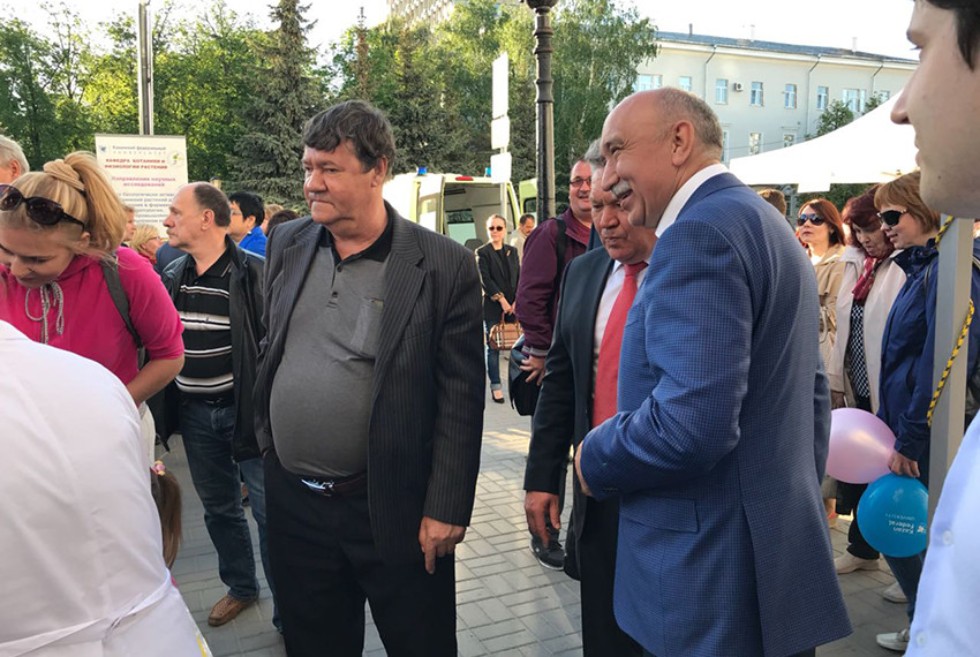 Шатер Химического института им. А.М. Бутлерова в научно-популярном проекте PROнаука в КФУ 'Ночь открытий' Шатер Химического института им. А.М. Бутлерова в научно-популярном проекте PROнаука в КФУ 'Ночь открытий'