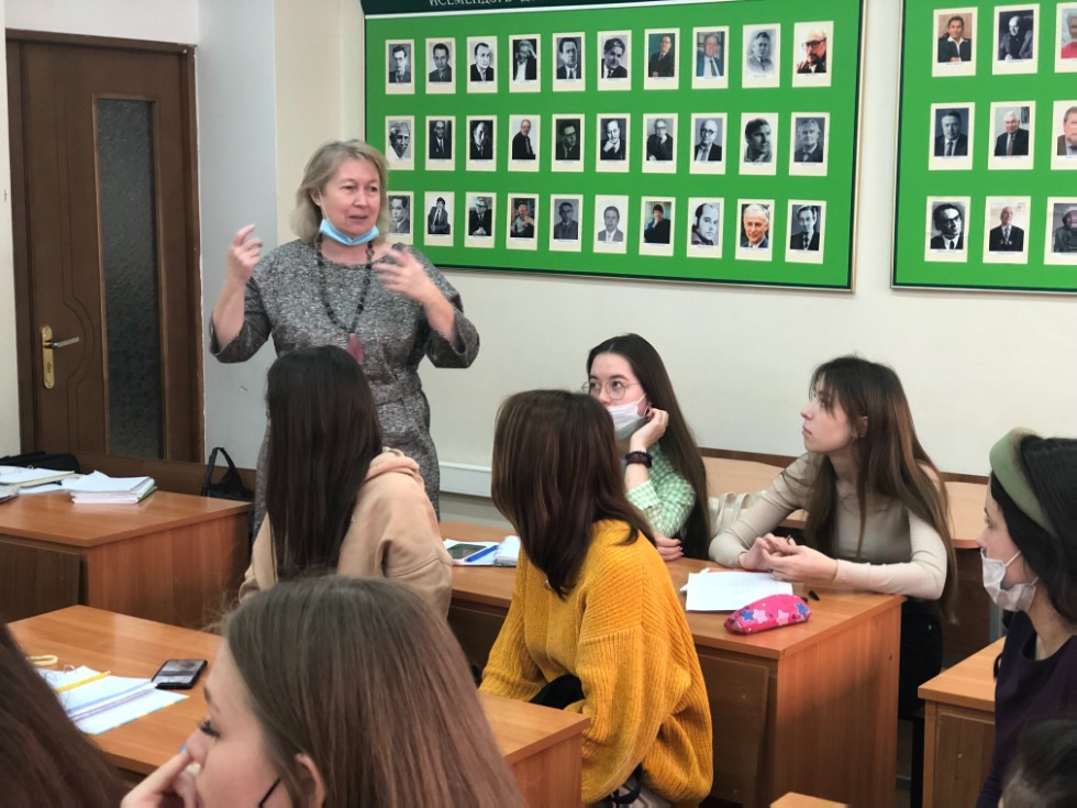 Шагыйрә Илсөяр Иксанова белән очрашу Шагыйрә Илсөяр Иксанова белән очрашу