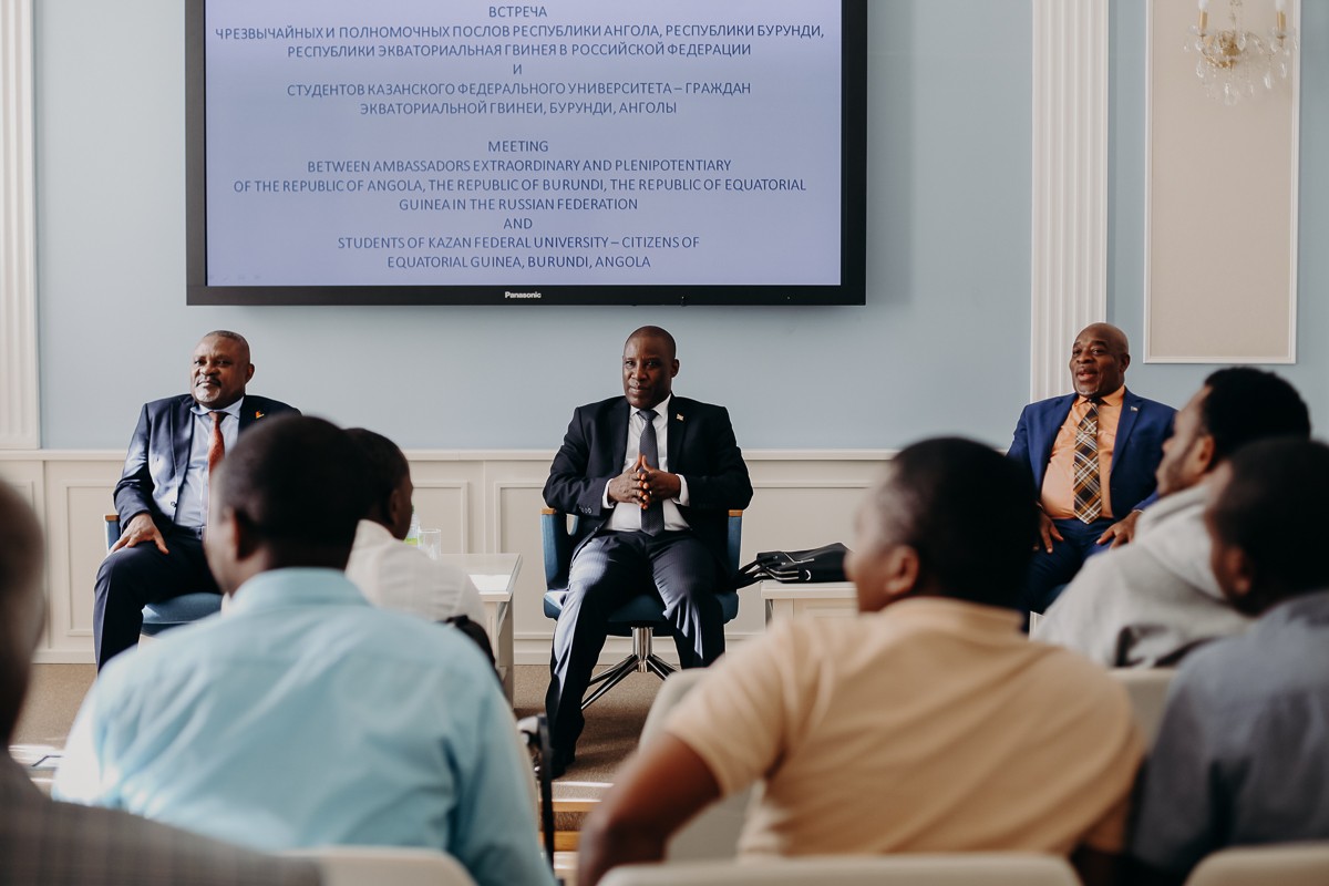 В ходе визита в КФУ послы африканских стран высоко оценили уровень российского образования В ходе визита в КФУ послы африканских стран высоко оценили уровень российского образования