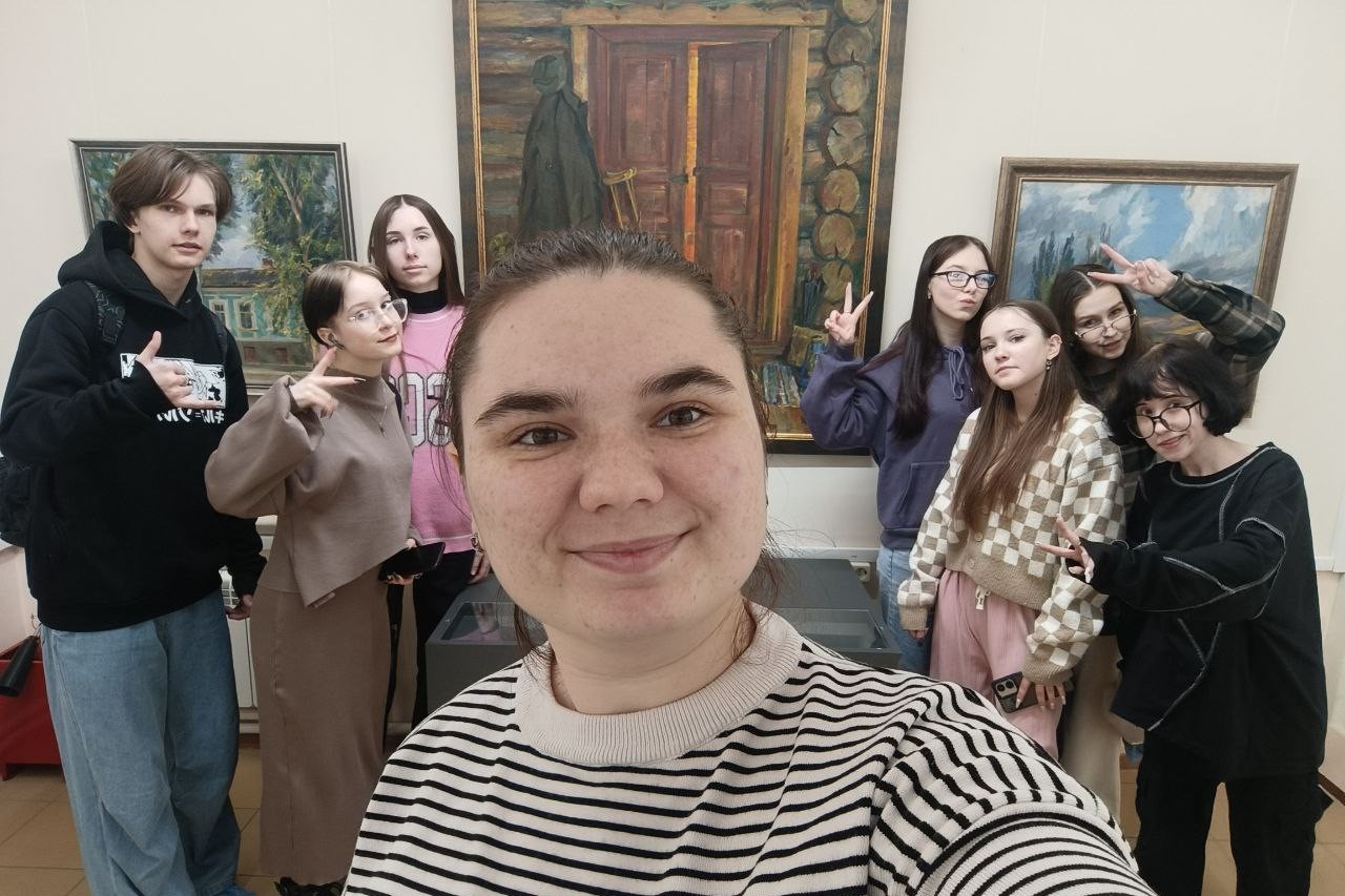 Студенты из Лисичанска посетили выставку художников Донбасса Студенты из Лисичанска посетили выставку художников Донбасса