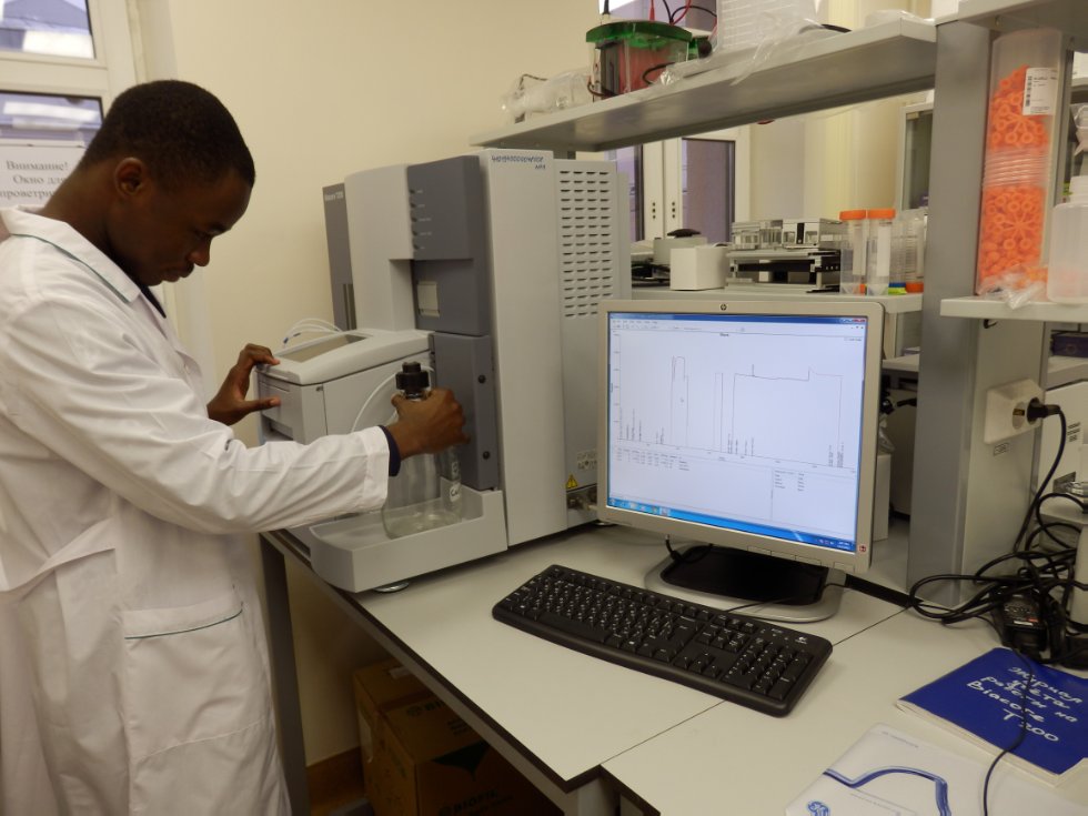 �������